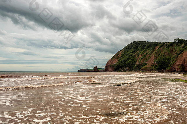 伟大的英国海岸线，描绘了暴风雨<strong>夏日西</strong>德茅斯德文郡附近美丽的侏罗纪海岸，Ft.Big Picket，Man of God and Leap Rocks。