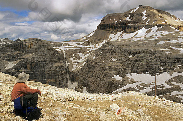 初夏，意大利特伦蒂诺阿尔托阿迪奇地区的白云石中，徒步旅行者在格拉波塞拉（Gruppo Sella）的波多伊峡谷（Pordoi Gorge）观看皮兹-波埃（Piz-Boe）峰会