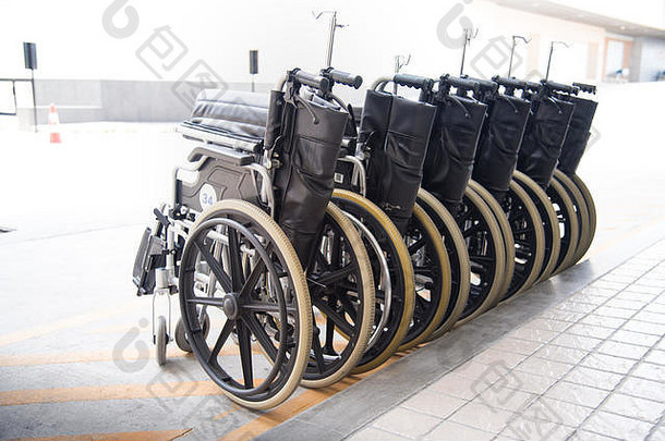 卷轮椅子硬阳光医疗保健概念