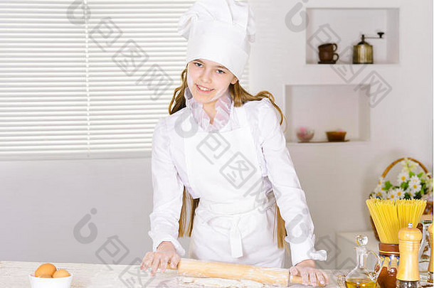 可爱的女孩在厨房烤面包