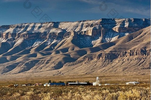 <strong>历史人物</strong>2：美国德克萨斯州范霍恩附近奇瓦瓦沙漠大本德郡的牧场，远处是暗黑破坏神山脉