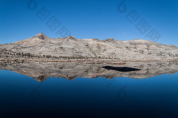 荒芜的荒野。内华达山脉的水晶山脉反射在阿洛哈湖上。