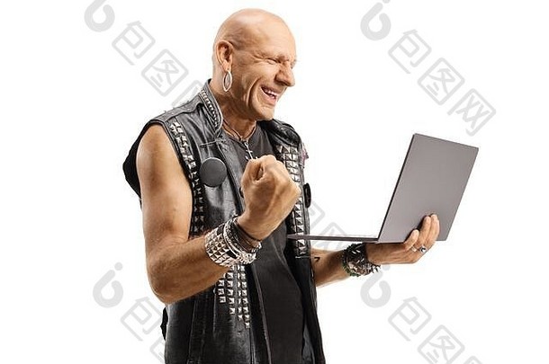 一个穿着皮背心的秃头男人打着“<strong>耶</strong>”的<strong>手势</strong>，手里拿着一台笔记本电脑，背景是白色的
