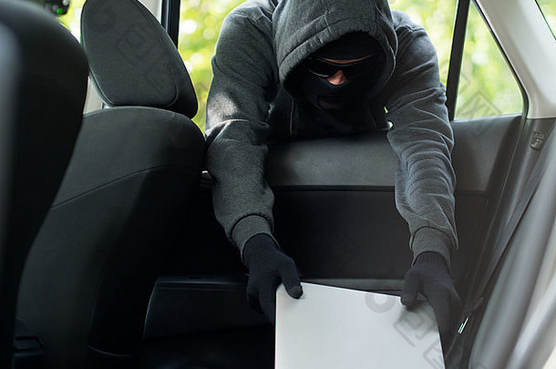 汽车盗窃-一台笔记本电脑通过无人驾驶汽车的车窗被偷。