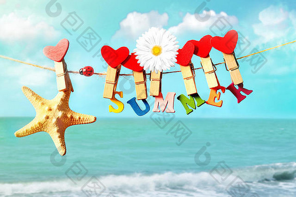 夏日海滩上挂着字母和花的海星