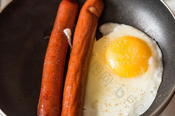 煎锅上的香肠和煎蛋