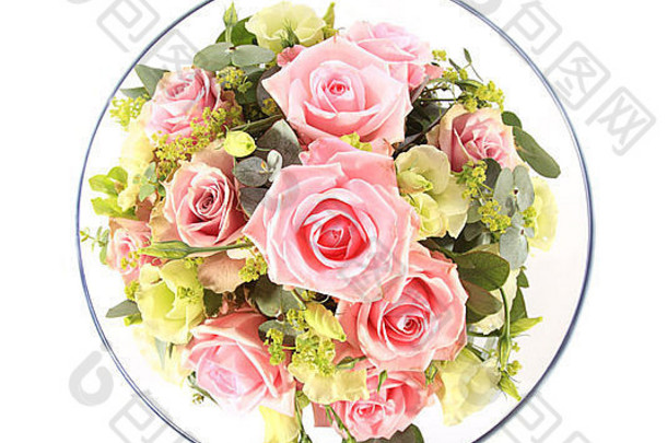 俯瞰一个装满粉红色和奶油色玫瑰的玻璃碗