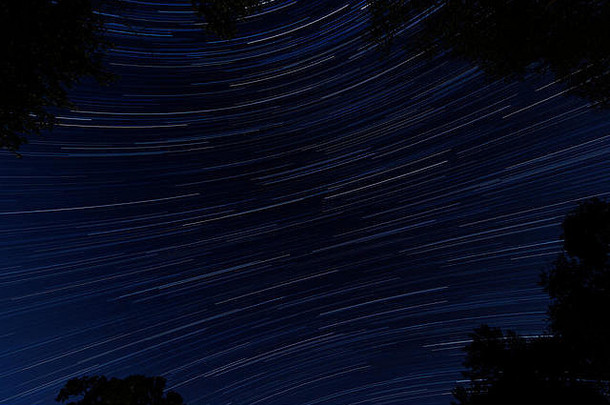 堆放图片晚上天空创建明星小道效果