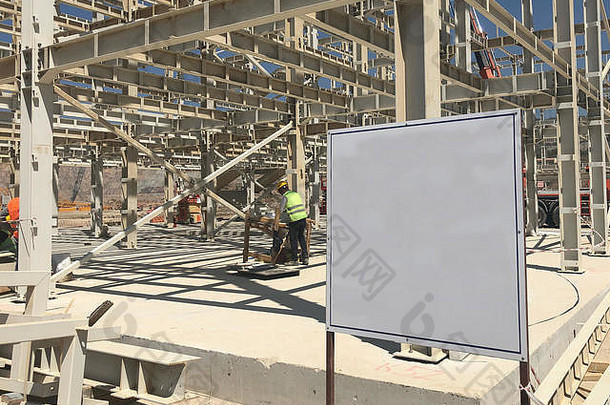 施工现场的施工中物品展台。背景为预制多层建筑的空白展示板