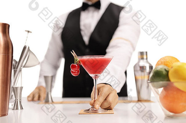 酒吧招待在白色背景上提供他的签名鸡尾酒