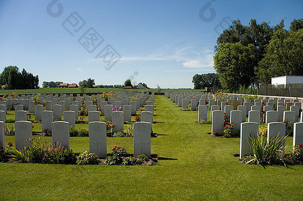 黑格尔在比利时佛兰德斯的Ypre或Ieper附近的佛兰德斯倾倒英国<strong>一战</strong>墓地