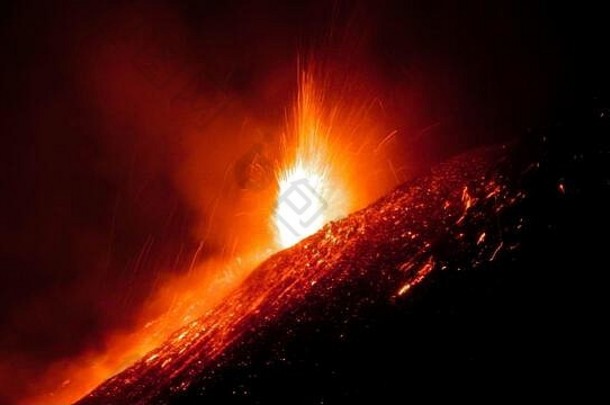 埃特纳火山喷发与熔岩流-西西里历险记