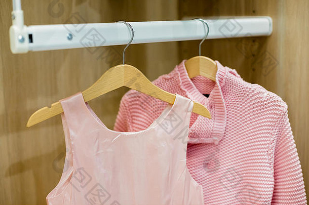 行孩子们衣服挂衣架时尚女孩衣柜孩子衣服木衣架粉红色的衣服集女孩