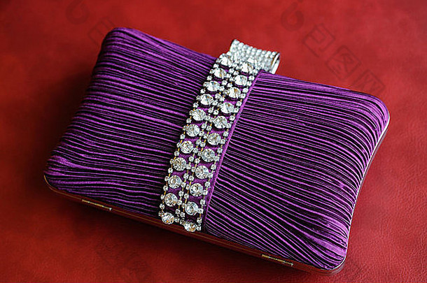新娘珠宝镶嵌紫色的手提包