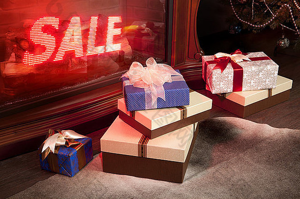 商店出售新年礼品，用磁带和蝴蝶结包装的盒子