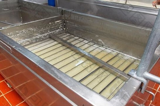 生产奶酪的工业罐视图。奶酪工艺