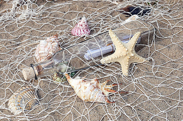 海星、贝壳和瓶子，上面有被渔网捕获的信息