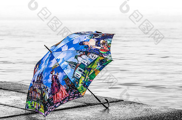 水边的雨伞