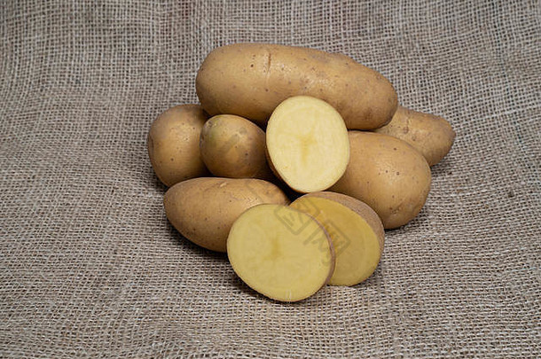 土豆。新鲜土豆。<strong>产品</strong>外观自然的黄麻袋上的土豆，用于<strong>产品</strong>食品摄影