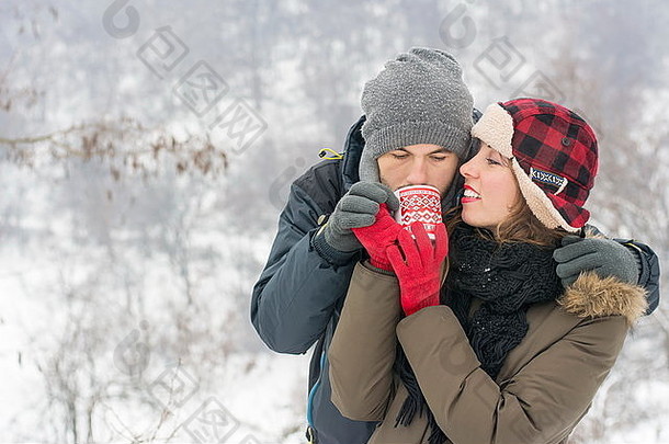 冬季在户外喝茶的年轻高加索夫妇
