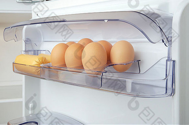 鸡蛋放在<strong>冰箱</strong>的透明盒子里