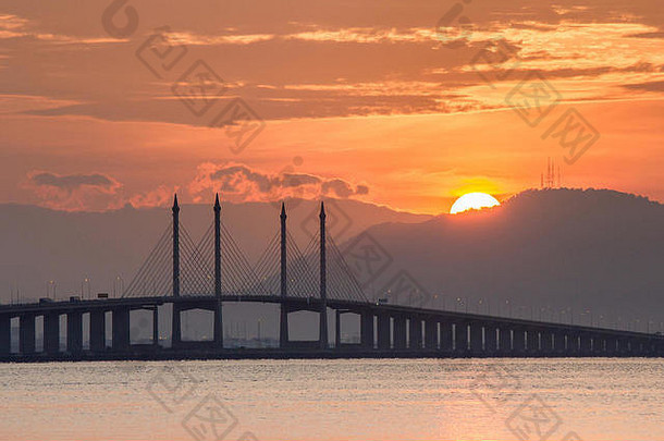 马来西亚槟城乔治镇槟城大桥美丽的日出景色