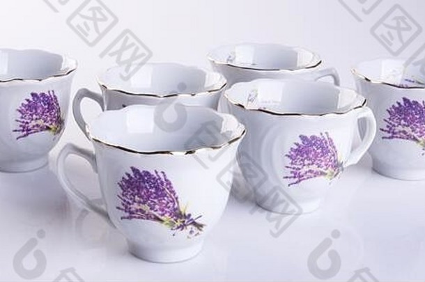 杯子或手绘花卉陶瓷杯，背景为全新