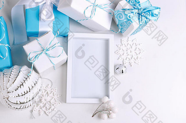 白色框架的圣诞贺卡，蓝色和白色的节日装饰，白色背景上的球和玩具，空间，俯视图，平面布局