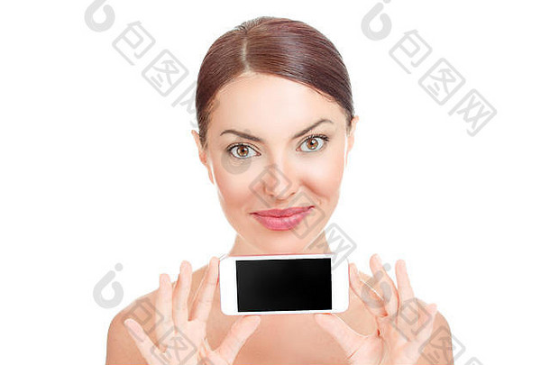 特写照片微笑的美丽女子，皮肤洁净，面部清新，手机显示空白的黑色显示屏，隔离在白色背景上