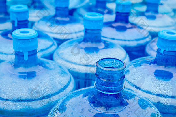用于冷却器的大空塑料水瓶堆放在室外仓库。
