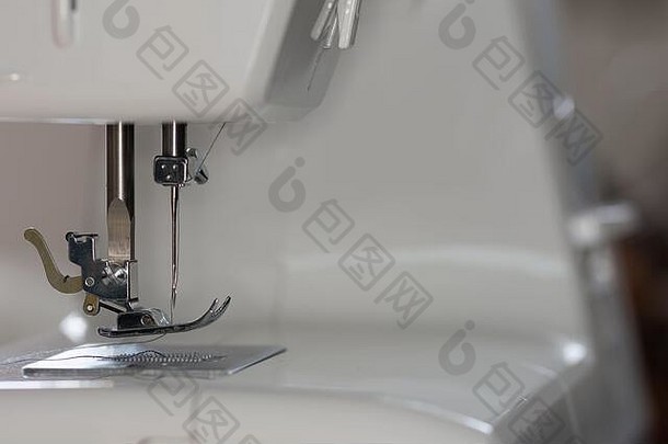 准备使用的缝纫机，详细说明插入的线和线轴
