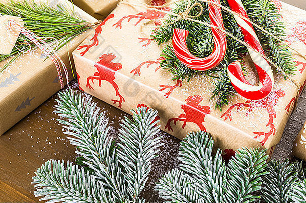 圣诞节礼物包装棕色（的）纸红色的丝带