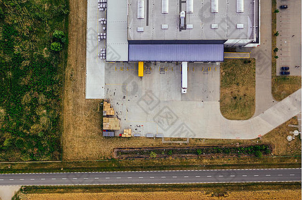 配送中心鸟瞰图，工业物流区无人机摄影。
