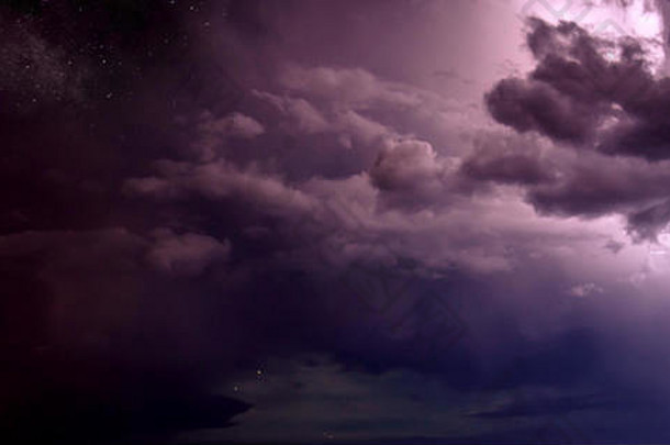 亚利桑那个州塞多纳的夏季季风给天空带来了巨大的雷击