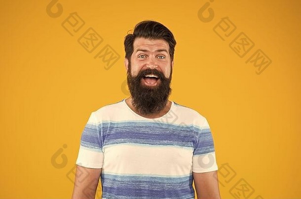 暑假穿条纹衬衫的家伙。理发店概念。男人留着胡子，留着黄色背景的长胡子。暑假海洋度假村。海上巡航。夏季风格。