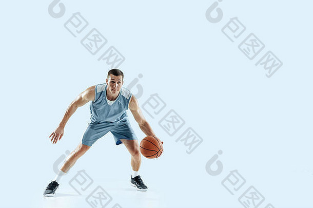 激情年轻的高加索人篮球球员团队行动运动跳孤立的蓝色的背景概念体育运动运动能源动态健康的生活方式培训练习