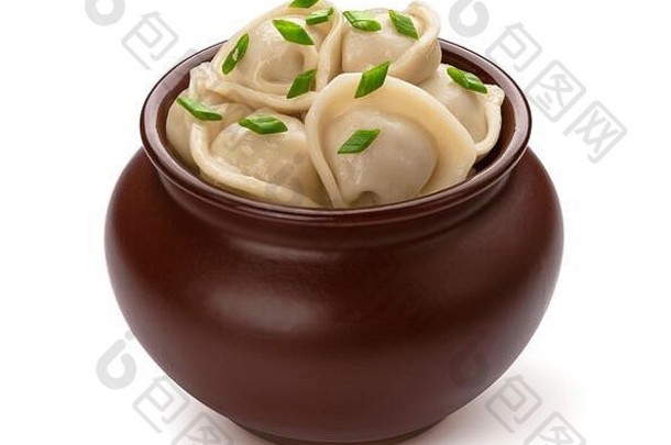 肉饺子，在白色背景上用剪纸路径隔开的陶土罐中的俄罗斯pelmeni