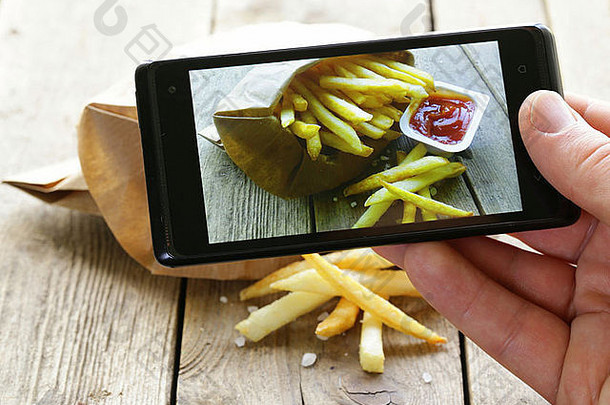 智能<strong>手机</strong>拍摄的食物照片-含盐和番茄酱的炸薯条