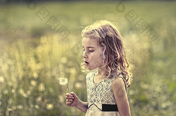 草地上一个年轻女孩的画像