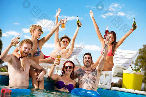 年轻快乐的人们怀抱着清爽的饮料，在游泳池里享受夏日的乐趣
