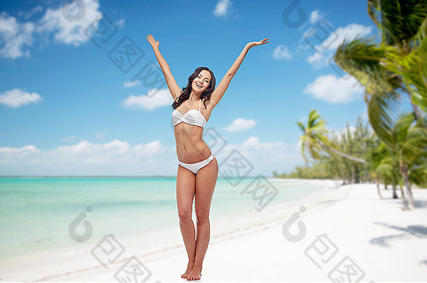 快乐女人比基尼泳衣跳舞海滩