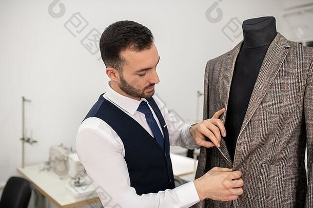 男时装设计师解开夹克上的纽扣