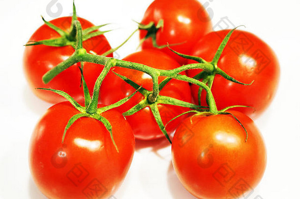 新鲜的红西红柿，有绿色的茎