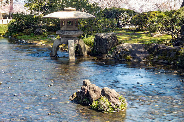 石灯，和水在Kenrokuen花园。金泽，石川县，日本西部。建乐园是日本三大园林之一。