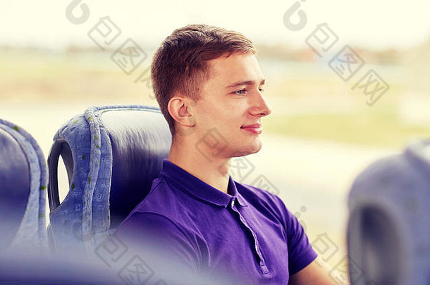 快乐年轻的男人。坐着旅行公共汽车<strong>火车</strong>