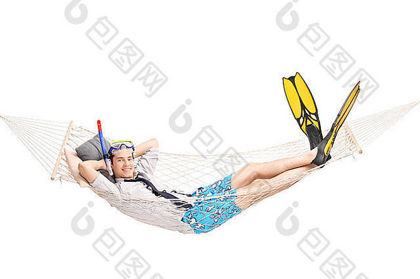 带着潜水设备的快乐的年轻人躺在吊床上，看着隔离在白色背景上的摄像机