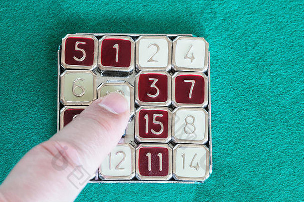 手指幻灯片瓷砖谜题魔法滑动谜题游戏关闭绿色粗呢表格