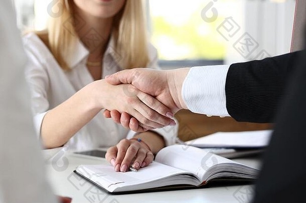 商人和女人在办公室握手问好
