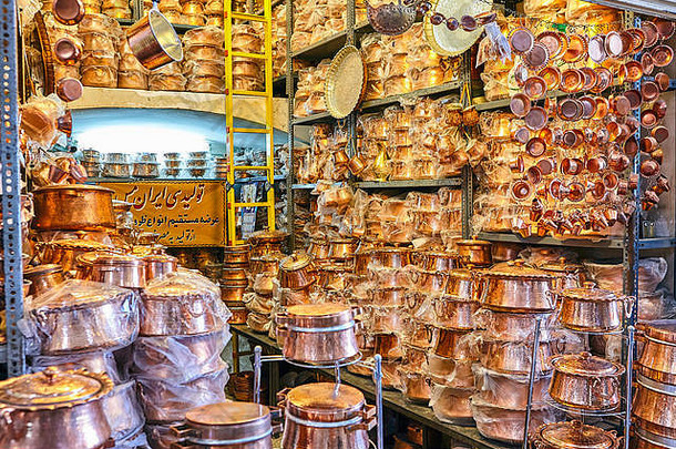 伊朗亚兹德东部集市上的铜和黄铜器皿。