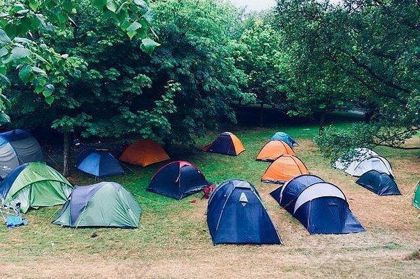 在Kelvingrove公园为自豪周末搭建帐篷